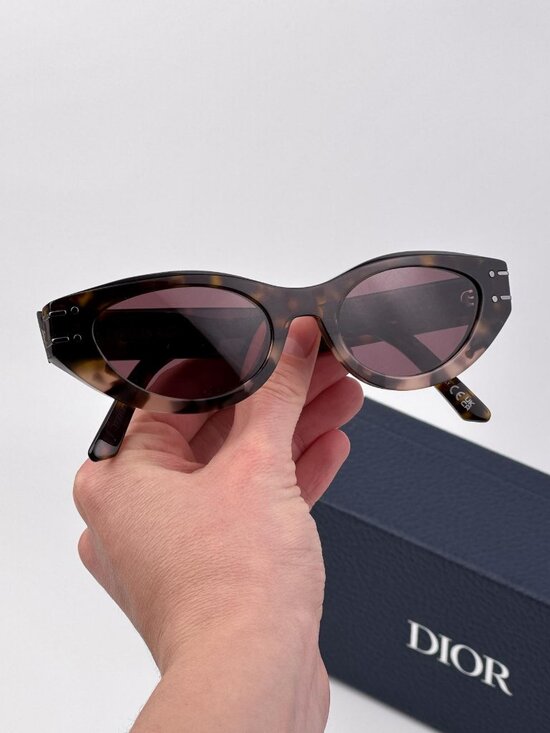 Dior Accessories - Dior DIORSIGNATURE B5I Sunglasses – Havana Oval with Bordeaux Lenses (25D0)